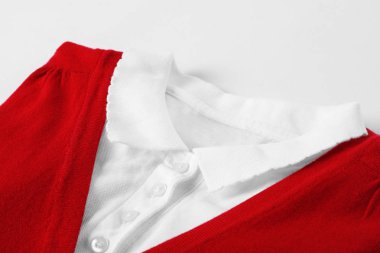 Beyaz arka plan, closeup yeni şık okul üniforması