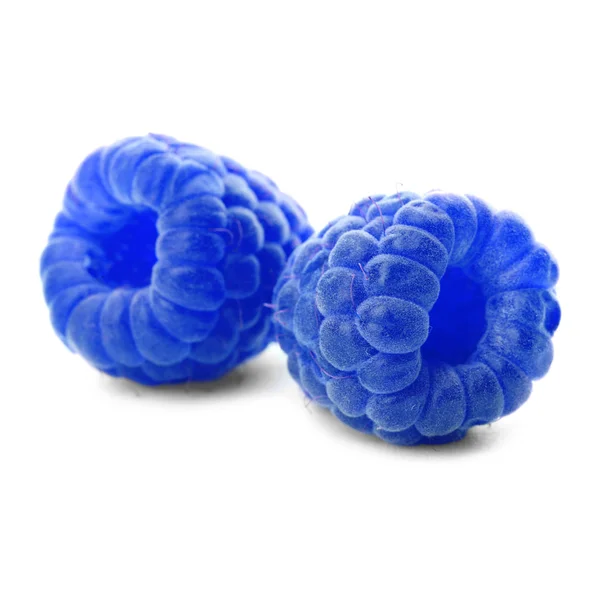 Frambuesas azules dulces frescas sobre fondo blanco — Foto de Stock