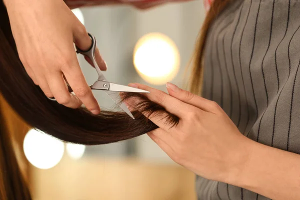 Friseur macht stilvolle Frisur mit professioneller Schere im Schönheitssalon, Nahaufnahme — Stockfoto