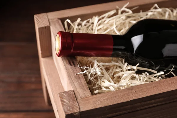 Cajón de madera abierto con botella de vino, primer plano — Foto de Stock