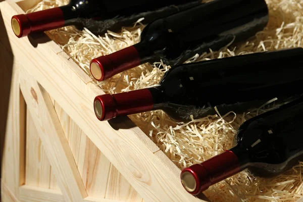 Caja de madera con botellas de vino, primer plano —  Fotos de Stock