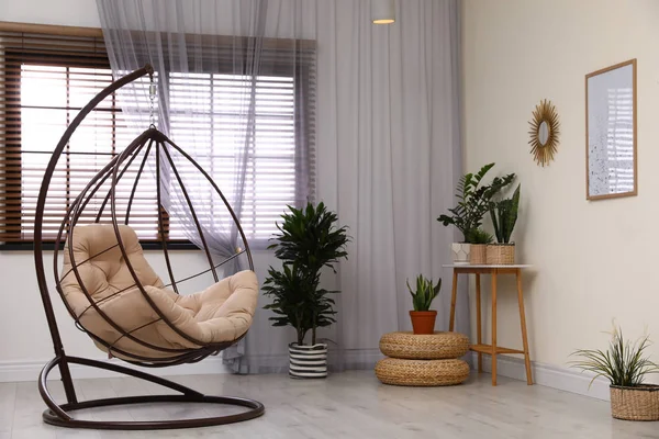 객실 내부에 베개가있는 편안한 스윙 의자 — 스톡 사진