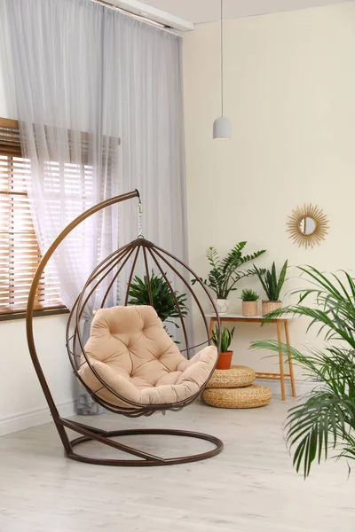Cómoda silla oscilante con almohada en el interior de la habitación — Foto de Stock