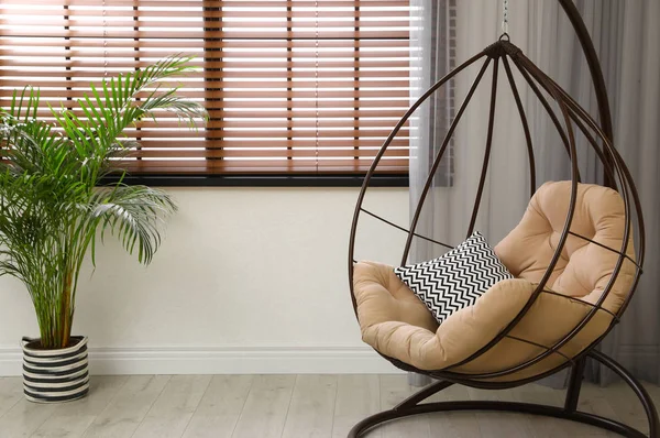 Comfortabele schommelstoel met kussens in kamer interieur — Stockfoto