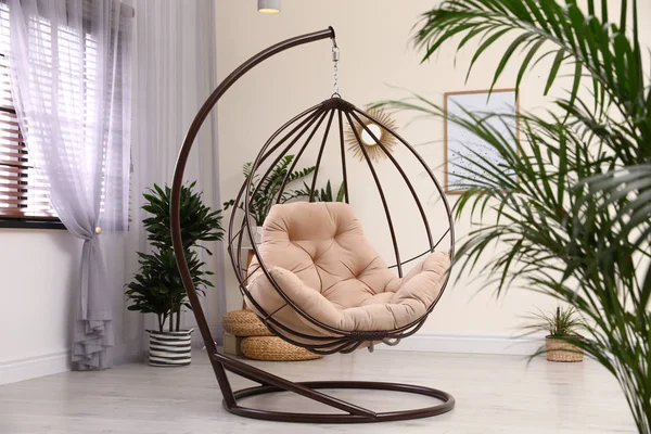 Chaise balançoire confortable avec oreiller à l'intérieur de la chambre — Photo