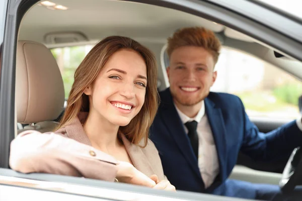 행복 한 젊은 남자와 여자에서 현대 자동차 — 스톡 사진