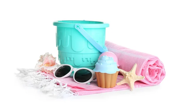 Conjunto de juguetes de playa de plástico, gafas de sol y manta sobre fondo blanco —  Fotos de Stock