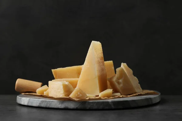 Marmurowa deska z pysznym serem na stole — Zdjęcie stockowe