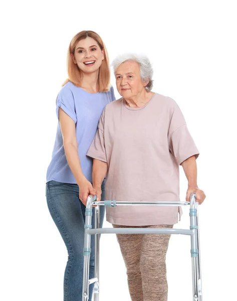 Caretaker pomaga Starsza kobieta z chodzeniem ramki na białym tle — Zdjęcie stockowe