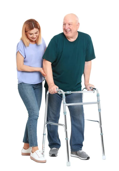 Cuidador ayudando a anciano con marco de caminar sobre fondo blanco —  Fotos de Stock