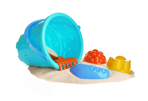 Set von Plastik-Strandspielzeug und Sandhaufen auf weißem Hintergrund — Stockfoto