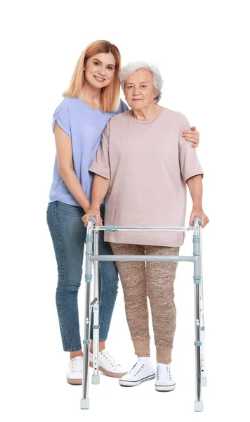 Caretaker pomaga Starsza kobieta z chodzeniem ramki na białym tle — Zdjęcie stockowe