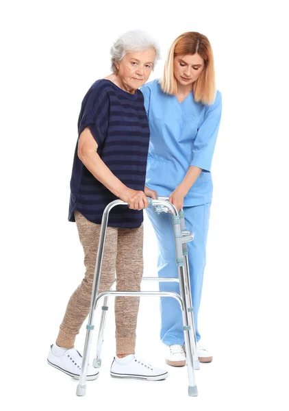 Gondnok segít idős nő sétapálca fehér háttér — Stock Fotó