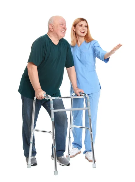Caretaker pomaga starszym mężczyzną z chodzeniem na białym tle — Zdjęcie stockowe