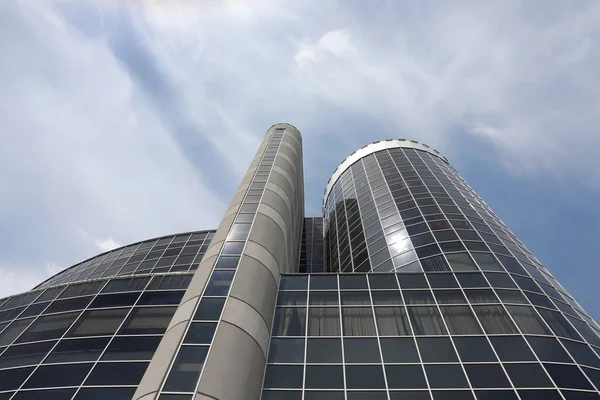 Immeuble moderne avec fenêtres teintées contre le ciel, vue à angle bas. Architecture urbaine — Photo