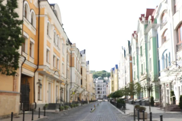 Verschwommene Sicht auf Gebäude mit schönen Fenstern in der Stadt — Stockfoto