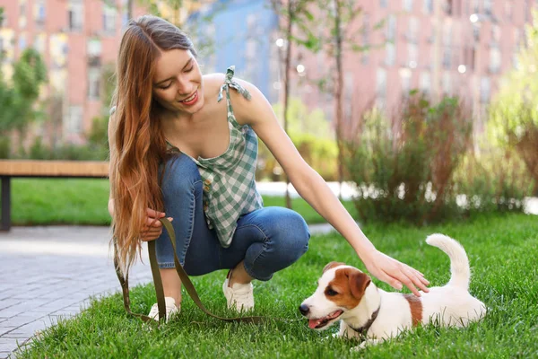 Jeune femme avec adorable Jack Russell Terrier chien en plein air — Photo