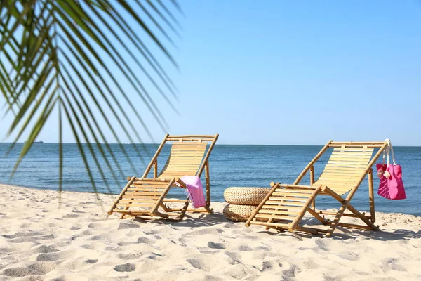 Trä solstolar och strandtillbehör på sandstranden — Stockfoto