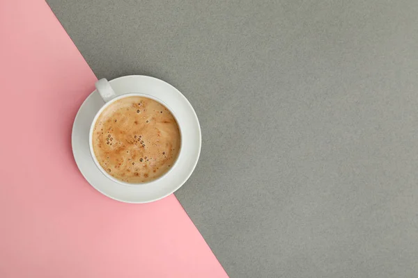 Taza de café sobre fondo de color, vista superior. Espacio para texto — Foto de Stock