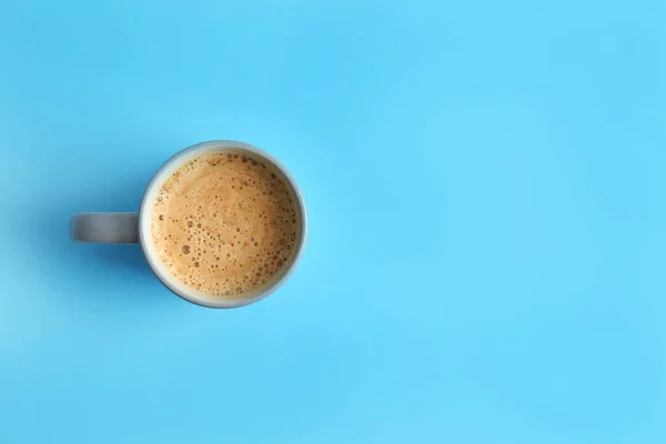 Xícara de café no fundo azul, vista superior. Espaço para texto — Fotografia de Stock