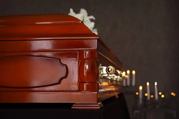 葬儀場で白いユリを持つ木製の棺、クローズアップ — ストック写真