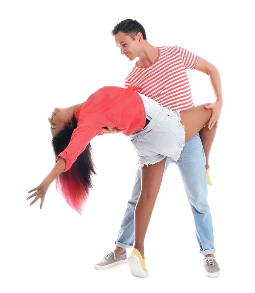 Hermosa pareja encantadora bailando sobre fondo blanco — Foto de Stock