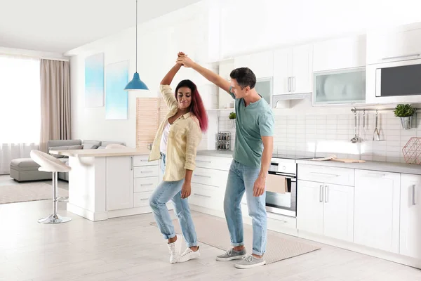 Vackra par dansar i köket hemma — Stockfoto