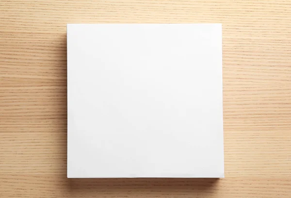 Stapel blanco papieren vellen voor brochure op houten achtergrond, Top View. Mock up — Stockfoto