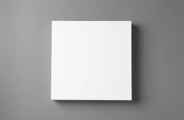 灰色の背景、トップビューのパンフレット用の空白のペーパーシートのスタック。モックアップ — ストック写真