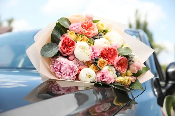 Красивый букет цветов на крыше автомобиля — стоковое фото