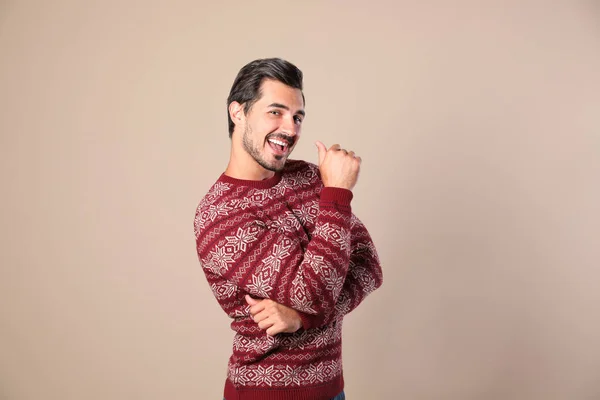 Retrato de homem feliz em camisola de Natal em fundo bege — Fotografia de Stock