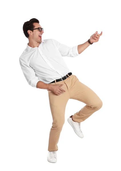 Schöner junger Mann mit Brille tanzt auf weißem Hintergrund — Stockfoto