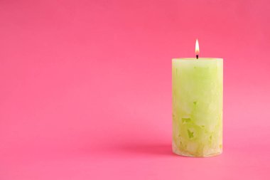 Renk arka planda Alight Wax mum. Metin alanı