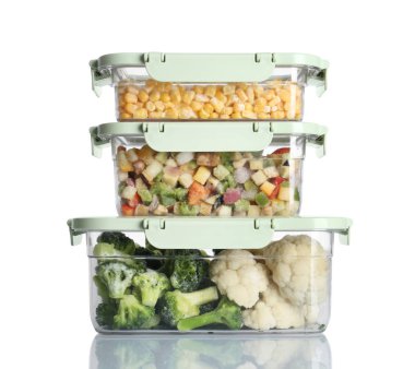 Beyaz arka planda farklı ürünleriçeren kutular