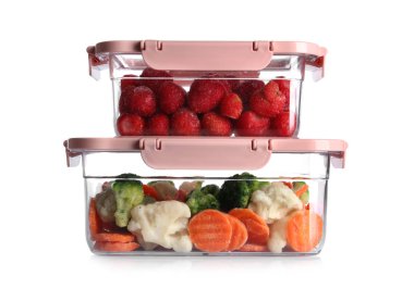 Beyaz arka planda farklı ürünleriçeren kutular