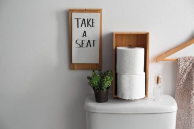 Dekor elemanları, ihtiyaçlar ve tuvalet kase yakın beyaz duvar, metin için alan. Banyo iç