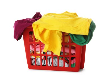 Kirli giysileri beyaz arka planda çamaşır sepeti