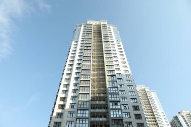 Kiev, Ukrayna - 21 Mayıs 2019: Güneşli bir günde Pecherskyi semtinde modern konut emlak güzel görünümü, düşük açı