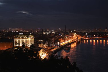 Kiev, Ukrayna - 21 Mayıs 2019: Işıklı Fairmont Grand Hotel ve nehir yakınındaki diğer binalar ile gece şehrinin güzel görünümü