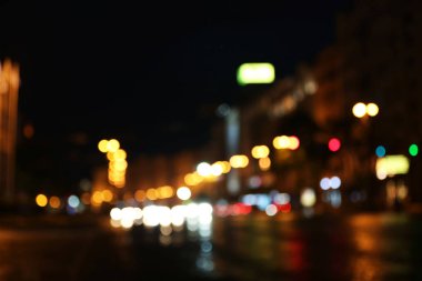 Geceleri güzel şehrin bulanık görünümü. Bokeh etkisi