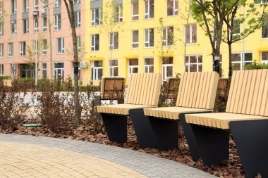 Kiev, Ukrayna - 21 Mayıs 2019:Güneşli bir günde Dniprovskyi semtinde modern konut emlak Comfort Town yakınlarındaki küçük kare