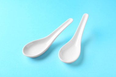 Mavi arka planda Temiz Miso çorba kaşıkları