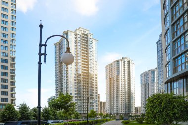 Gökyüzüne karşı renkli pencerelere sahip modern binalar. Kentsel mimari