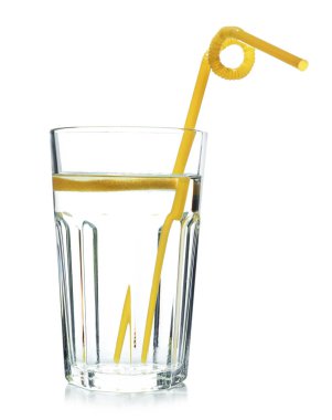 Beyaz arka planda limon ve saman ile su bardağı. Ferahlatıcı içecek