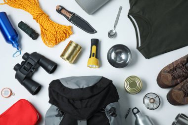 Beyaz arka planda farklı kamp ekipmanları ile düz yatıyordu kompozisyon