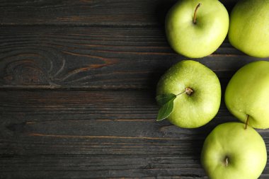 Siyah ahşap masa üzerinde taze olgun yeşil elma Düz yatıyordu kompozisyon, metin için alan