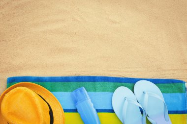 Kum üzerinde plaj aksesuarları ile düz yatıyordu kompozisyon, metin için alan