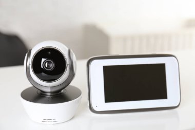 Odada kamera ile bebek monitörü. Video dadı