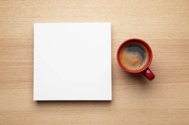 Ahşap arka planda broşür ve fincan kahve için boş kağıt levhalar, düz yatıyordu. Sahte