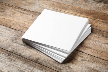 Ahşap arka planda broşür için boş kağıt levha yığını. Sahte